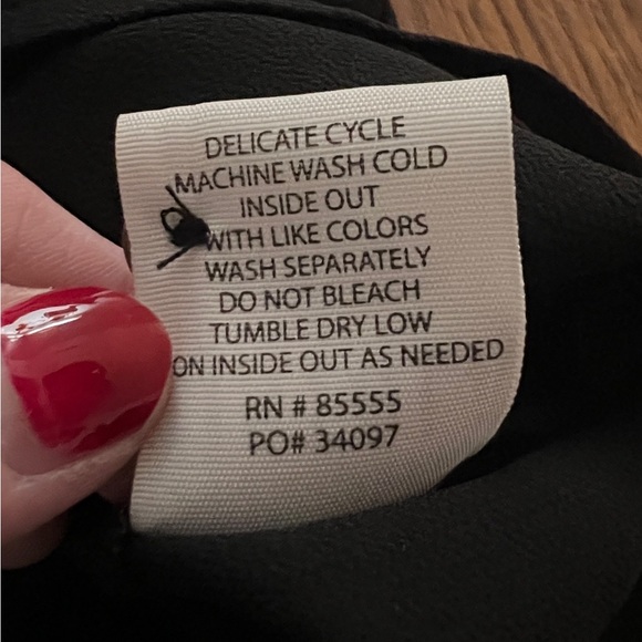 Pistola 
Medium 
Black
Short sleeve 
Button Down 
Crop
Blouse - Picture 8 of 9